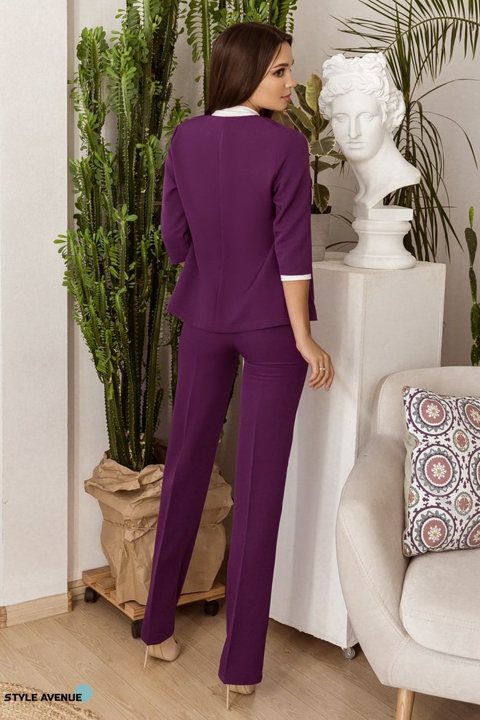Женский стильный брючный костюм из костюмной ткани средней плотности фиолетового цвета р.48/50 374590 374589 фото