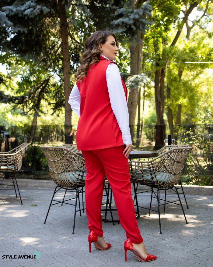 Женский костюм двойка брюки с жилетом красного цвета размер р.48/50 374442 379600 фото