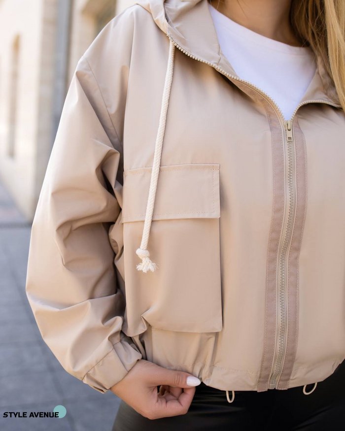 Женская куртка с капюшоном бежевого цвета р.48/50 374722 375408 фото